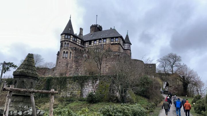 Sicht auf den Aufgang zu Schloss Berlepsch