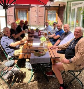 WFK-Mitglieder sitzen im Biergarten nach einer Wanderung