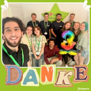 Gruppe von Kindern und Jugendlichen posiert für eine Foto, darunter der Schriftzug "Danke"