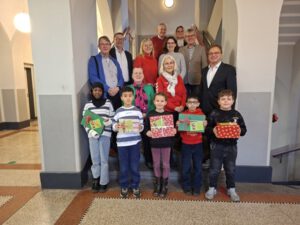 Schüler:innen der Carl-Anton-Henschel-Schule halten überreichte Geschenke in den Händen